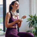 Femme souriante avec des écouteurs