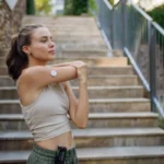 Femme s'étirant dans un cadre extérieur