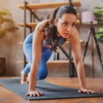Femme réalisant des exercices sur un tapis de yoga
