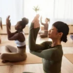 Groupe de femmes pratiquant le yoga