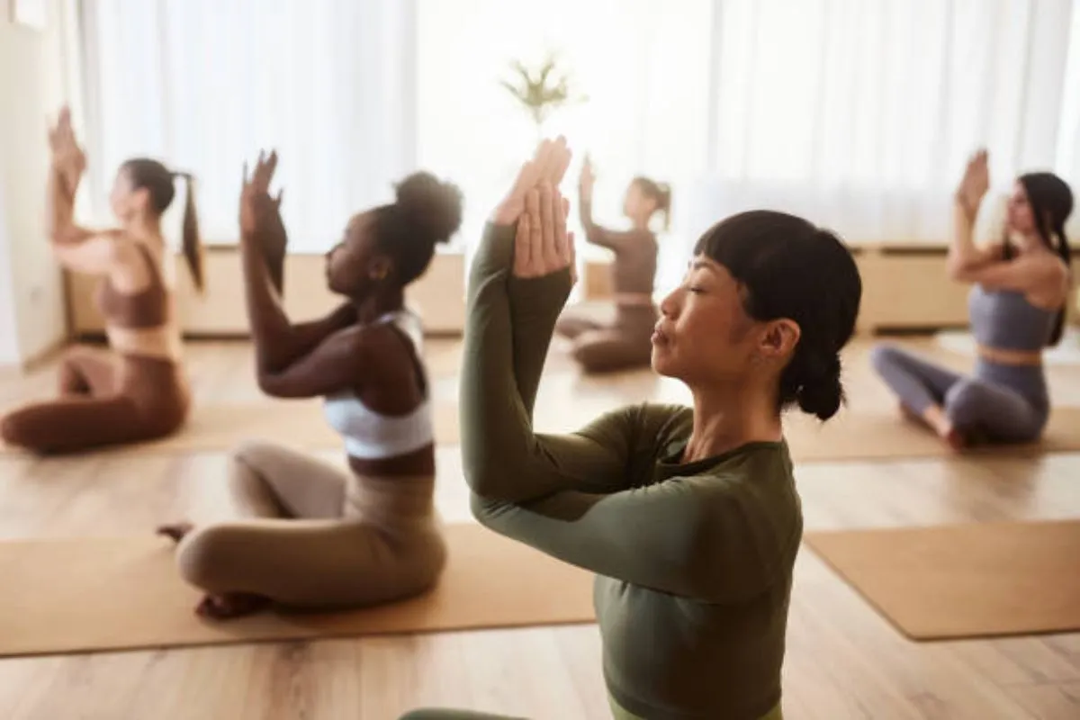 Groupe de femmes pratiquant le yoga